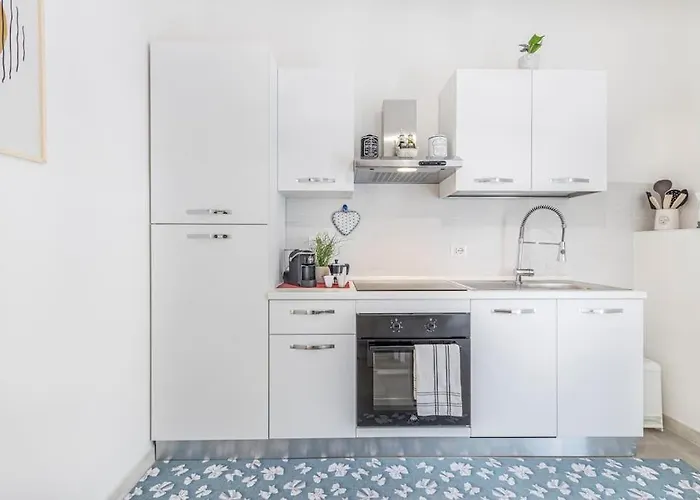 Minimalist Oasis - Life & Hesperia Hospital *